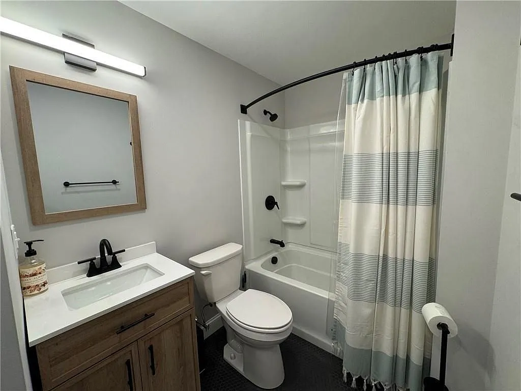 3 bed, 1.0 bath, 1167 sqft, $2,300 — Photo 3