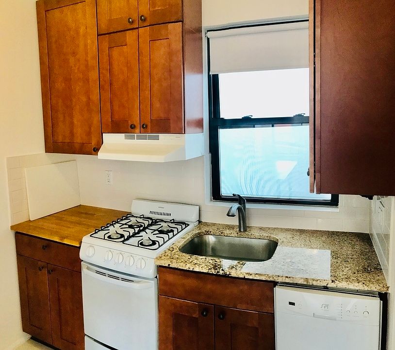 2nd image of 254 Smith St APT 3L
