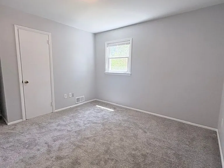 900 Neal Dr — Photo 11