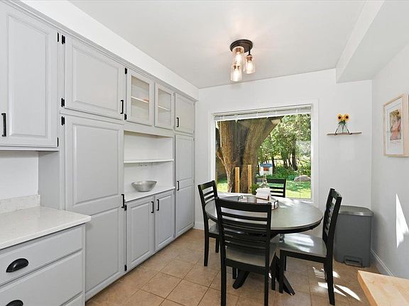 5th image of 915 N 40th Ave E
