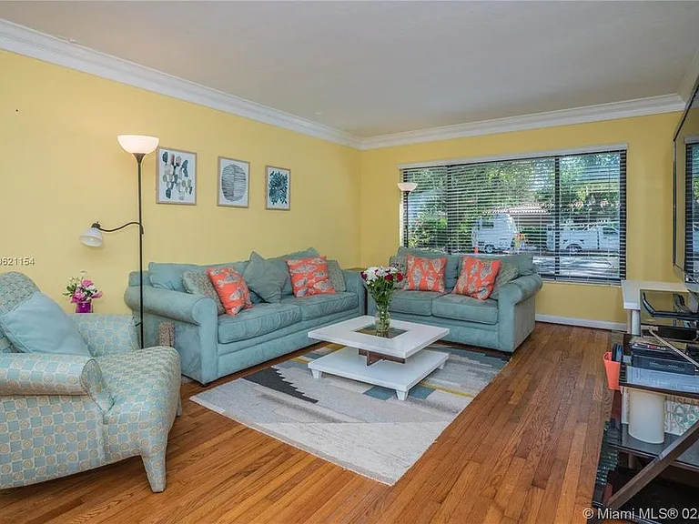 1545 Mantua Ave — Photo 9