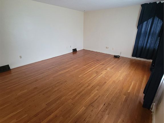 4th image of 127 E Harrison St