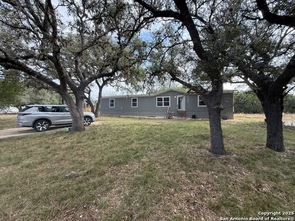 450 Mills, Pipe Creek, TX 78063