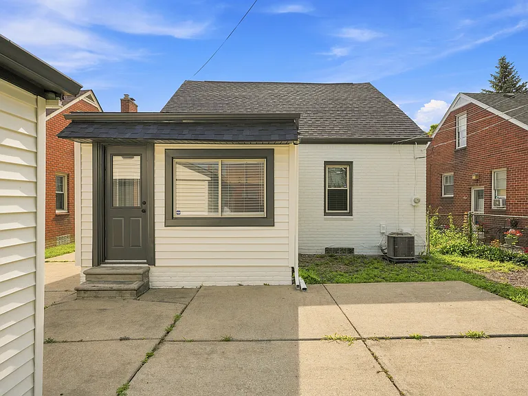 427 N Waverly St — Photo 3