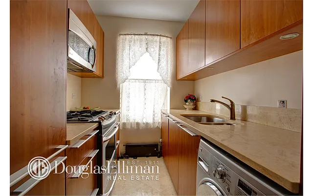 Sold by Douglas Elliman | media 21