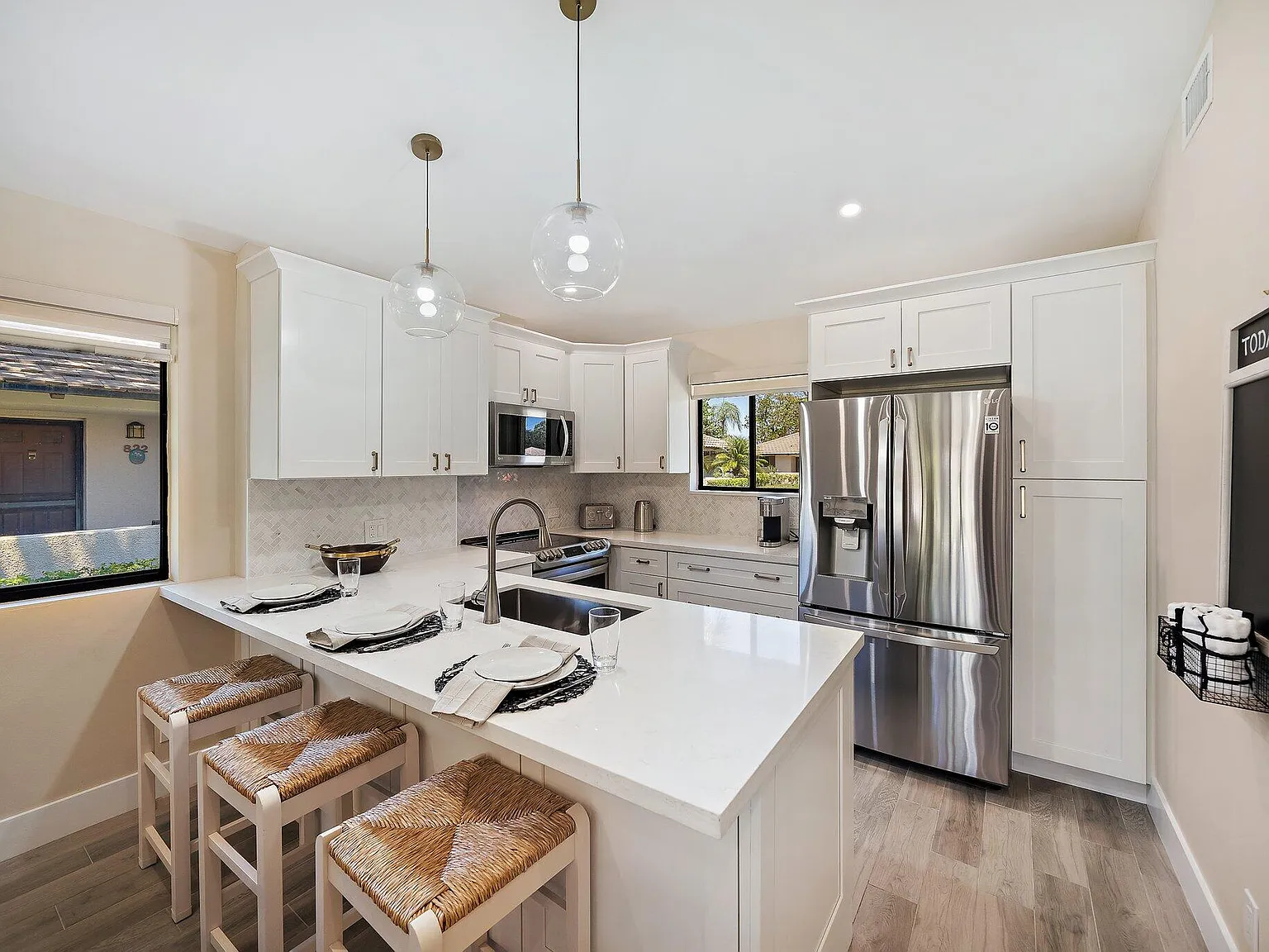 2 bed, 2.0 bath, 1135 sqft, $4,000 — Photo 3