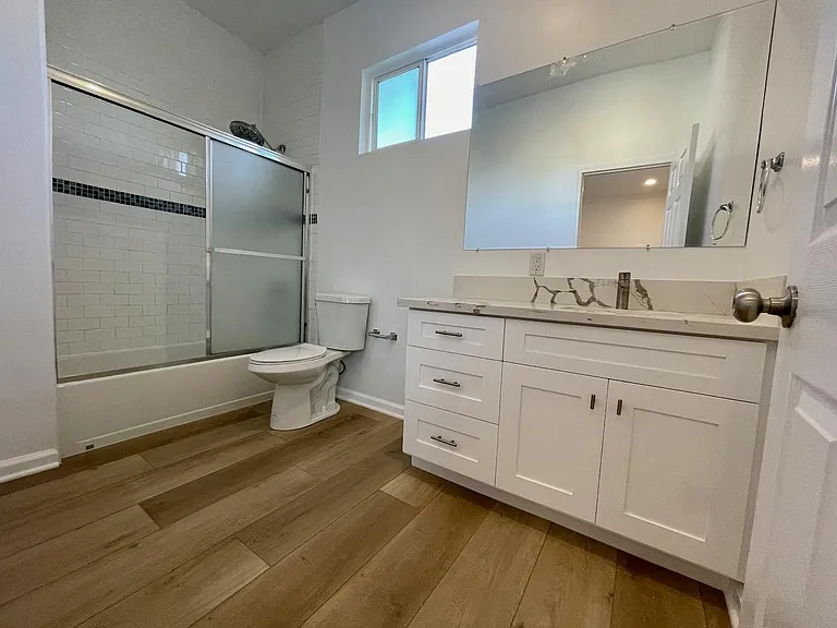 2630 S Burnside Ave — Photo 3