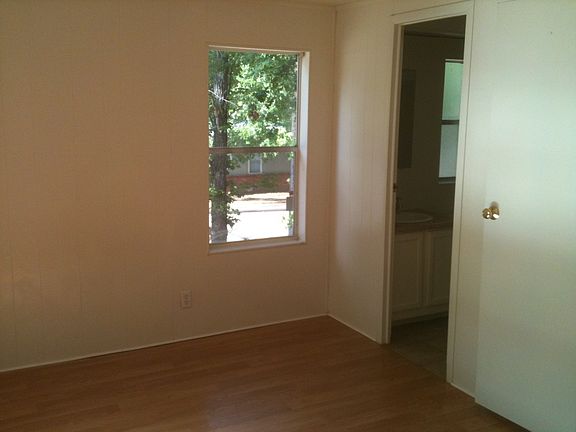 4th image of 402 Helen St