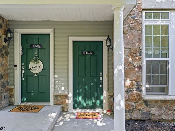 5th image of 13 Dahlia Ln