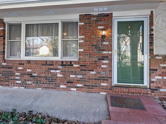 3rd image of 37 Hickory Hill Ln