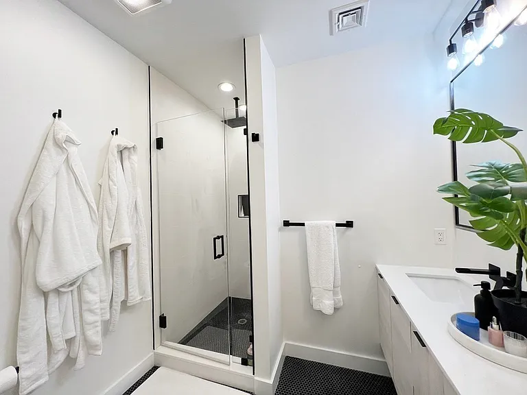 360 Meridian St #7 — Photo 16