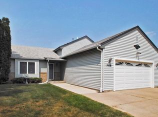 7028 38th St N, Oakdale, MN 55128