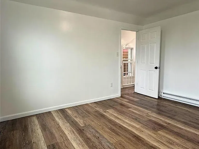 406 W 9th St — Photo 11