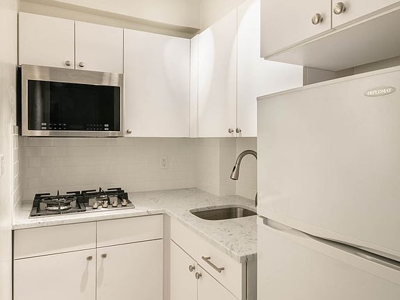4th image of 335 E 51st St APT 10B