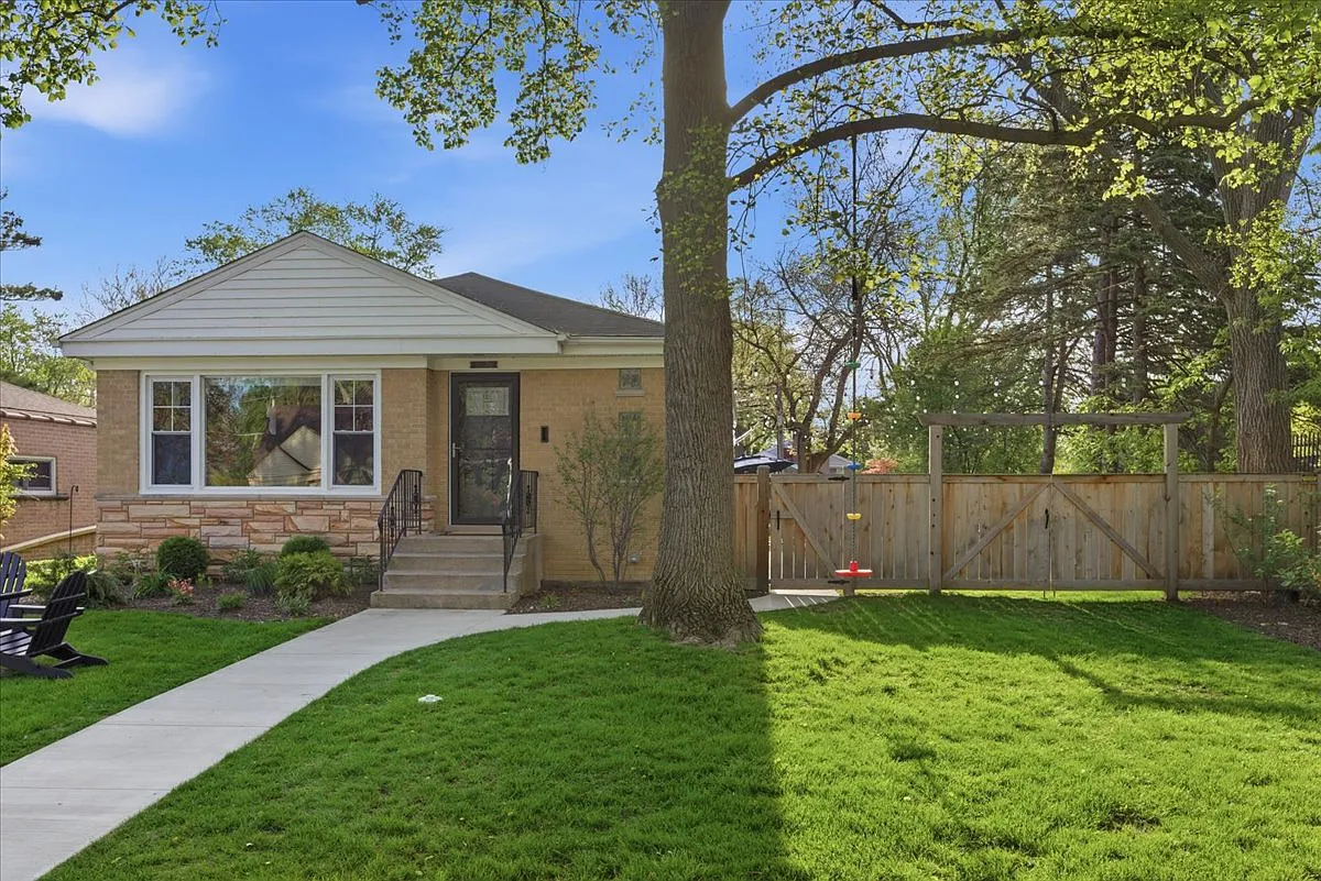 Building Photo - 9237 Lincolnwood Dr