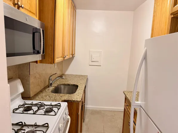 10 Huron Avenue image 1 of 20