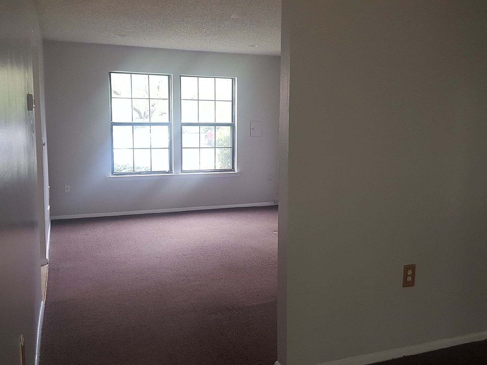 2nd image of 606 Violet Ln