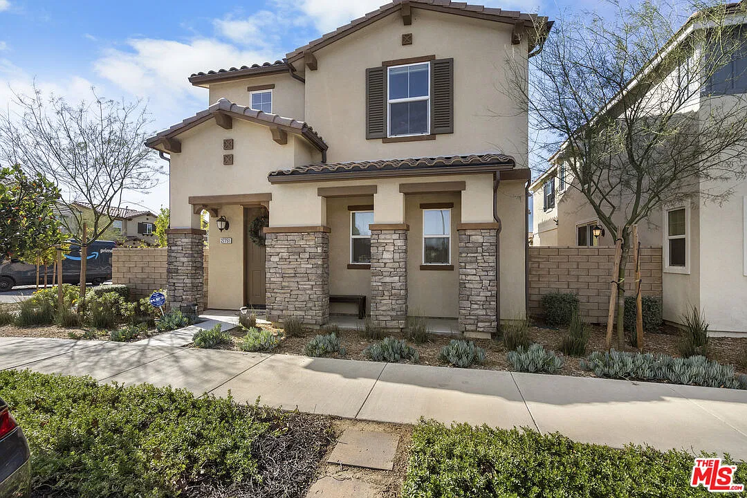 3 bed, 3.0 bath, 1691 sqft, $4,350 — Photo 2