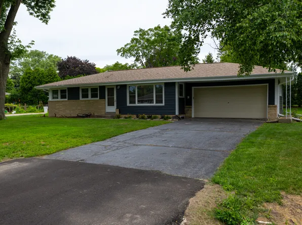 11120 W Mallory Ave, Hales Corners, WI 53130