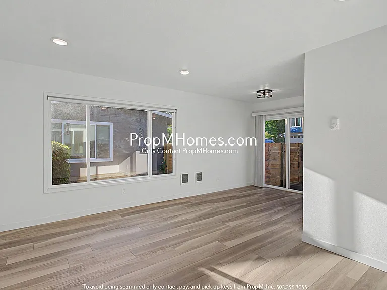 7032 N Burlington Ave — Photo 2