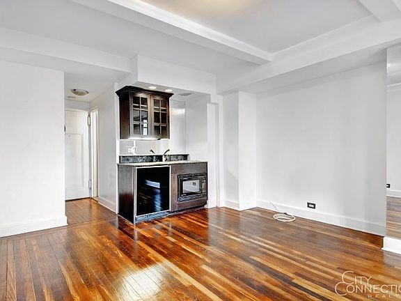 4th image of 312 E 42nd St #2303