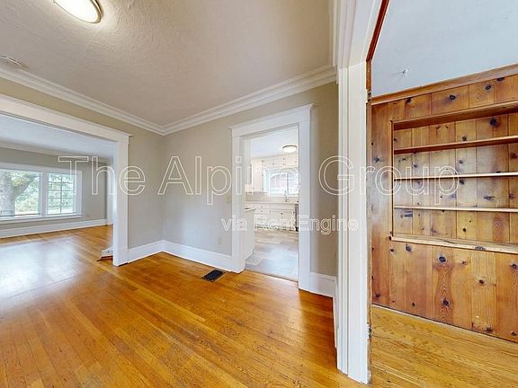 3rd image of 2977 N Willamette Blvd
