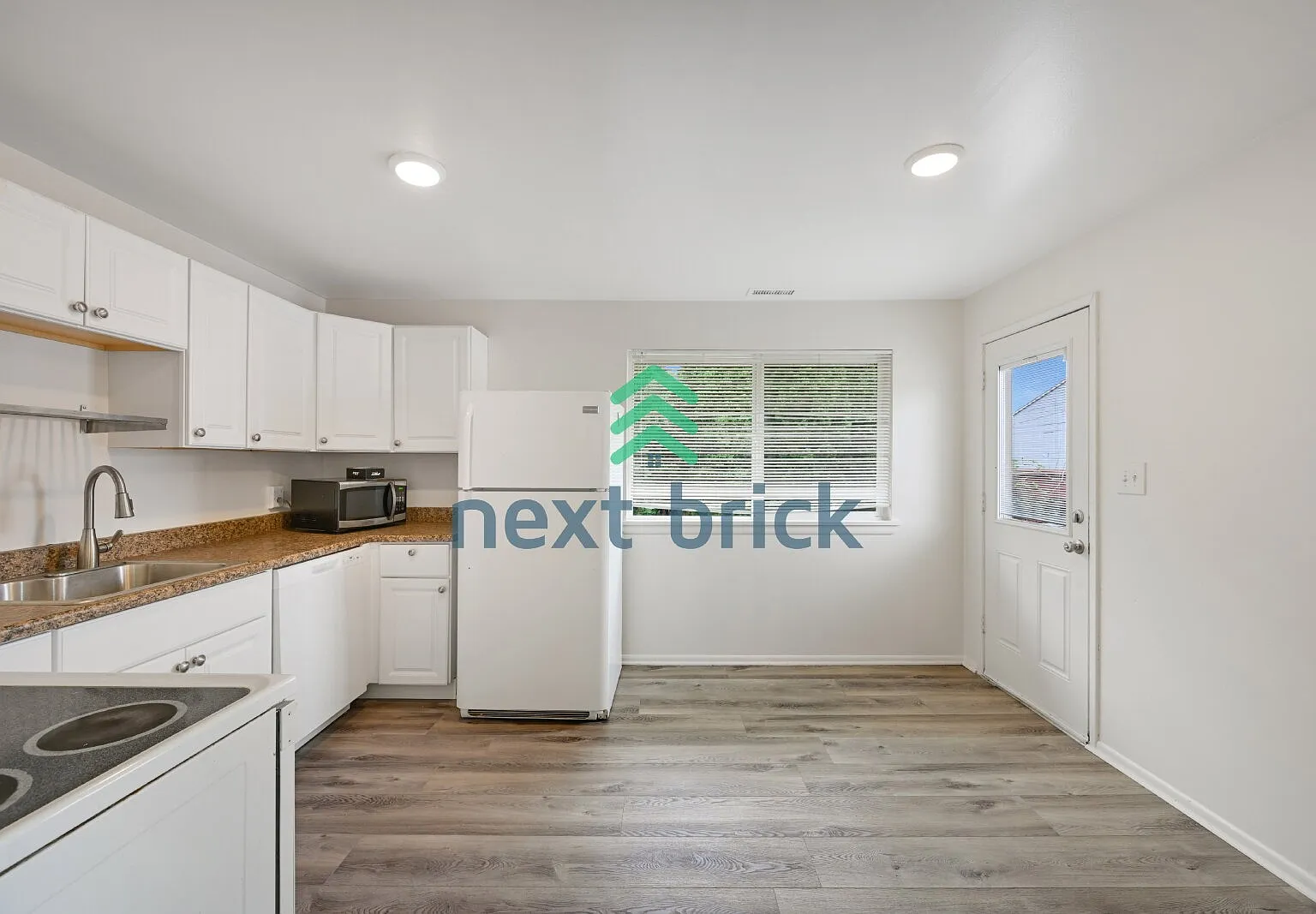 "Charming 2-Bed Home in Seattle's Heart Cozy 750 Sq Ft Gem!" — Photo 3