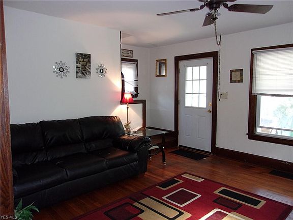 3rd image of 211 Spruce St