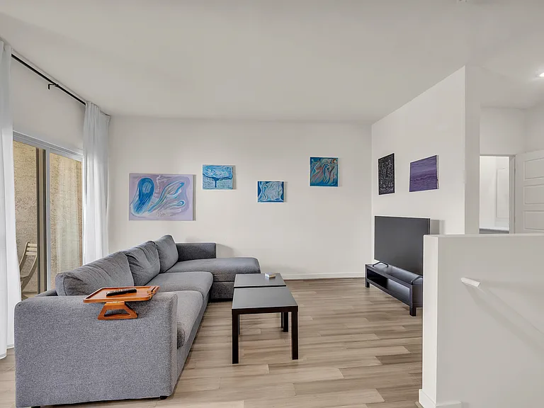 2272 W Harmont Dr — Photo 6