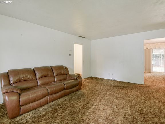 Living Room>
