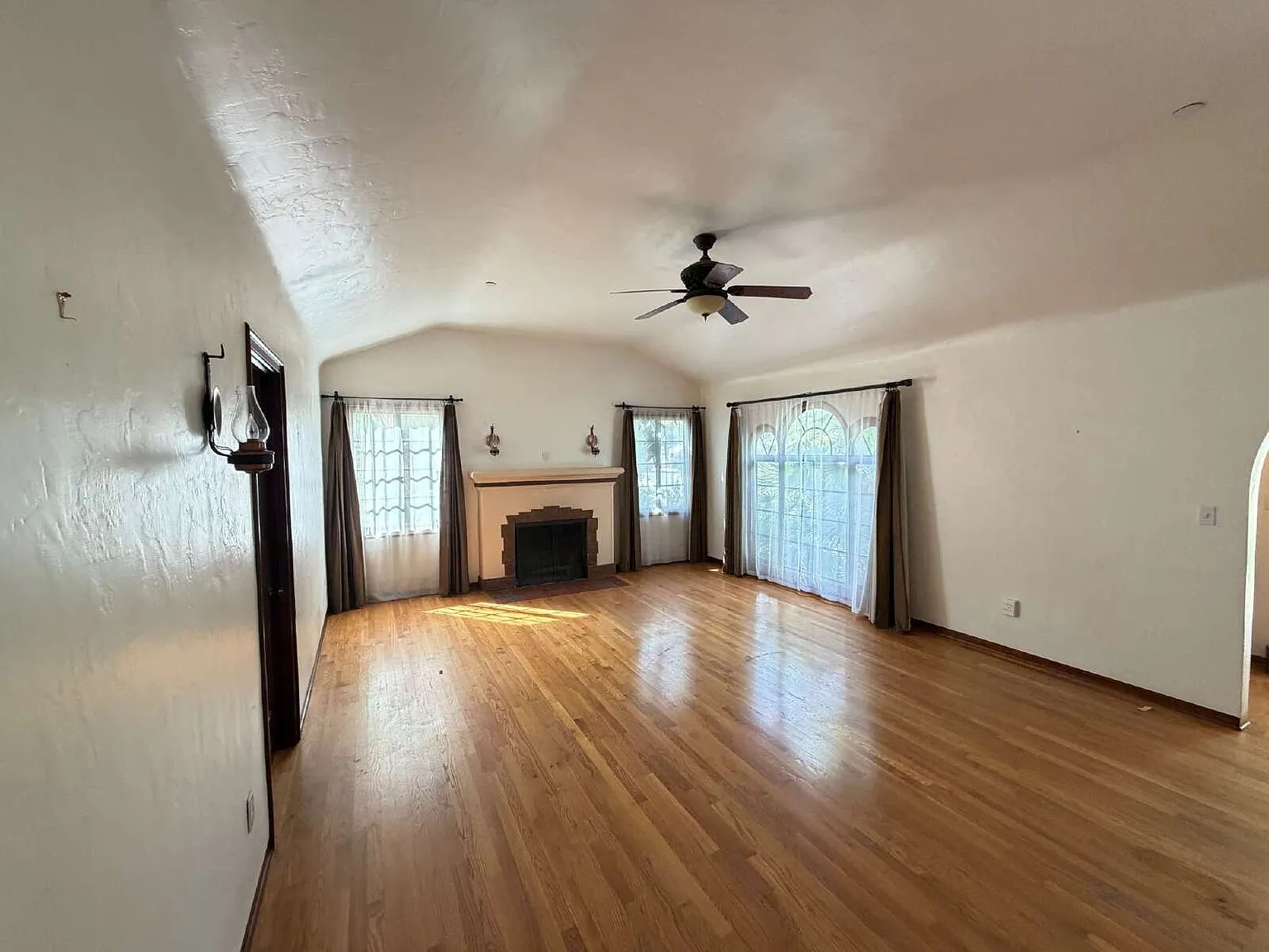 5 bed, 2.0 bath, 2402 sqft, $2,550 — Photo 2