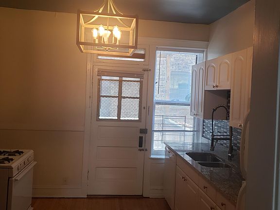 3rd image of 1219 W Waveland Ave #2