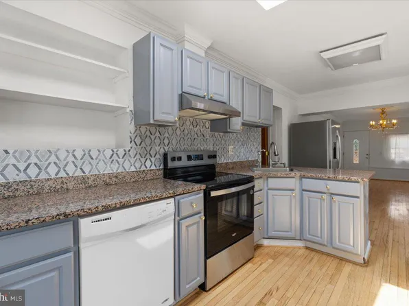 202 S Cherry St, Falls Church, VA 22042