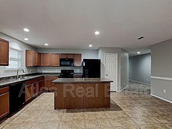 4th image of 821 Underhill Dr