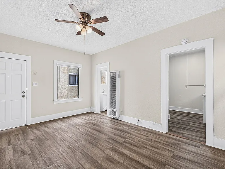 1074 Obispo Ave — Photo 4