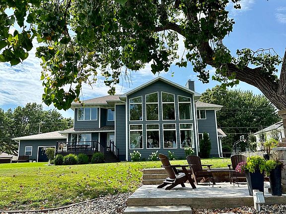 2nd image of 909 Emerald Dr