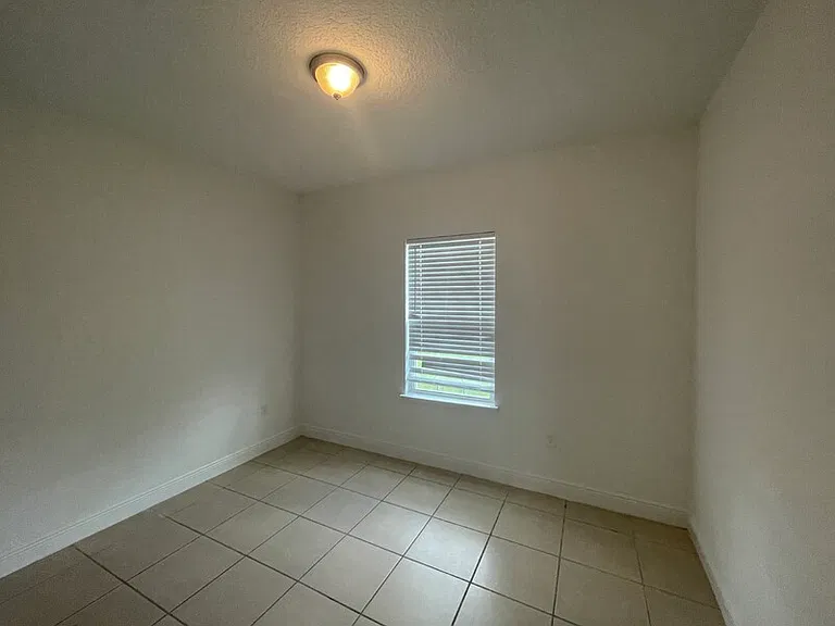 414 Columbia Ct — Photo 7