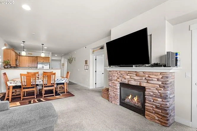 1000 N Holladay Dr #1000 — Photo 2