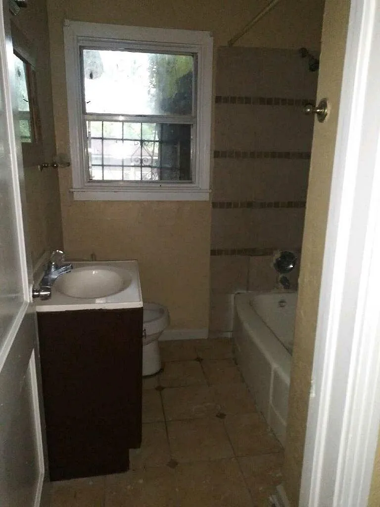 Building Photo - 1588 W 33rd St