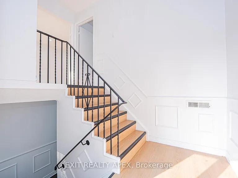122 Centre St N — Photo 7