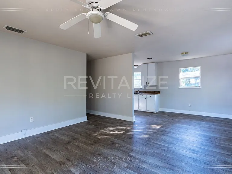 1746 Cody Rd N — Photo 4