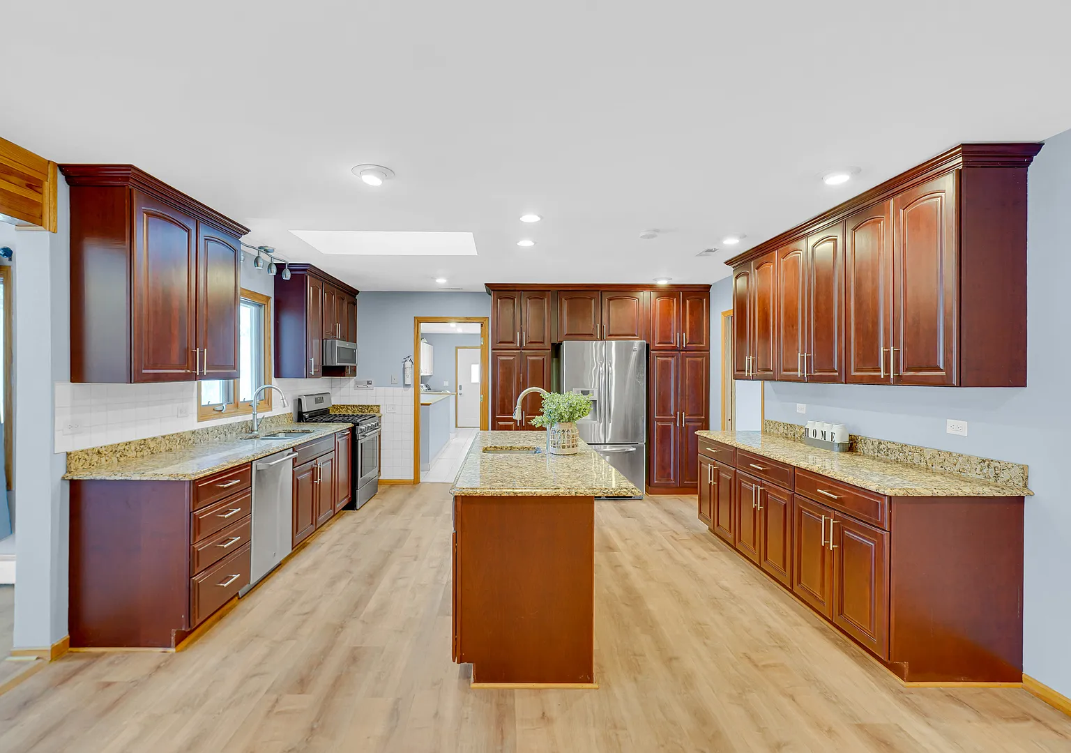 5 bed, 2148 sqft, $3,950 — Photo 4