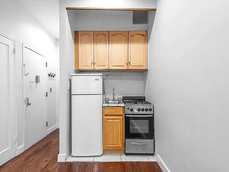 1598 3rd Ave #2B — Photo 4