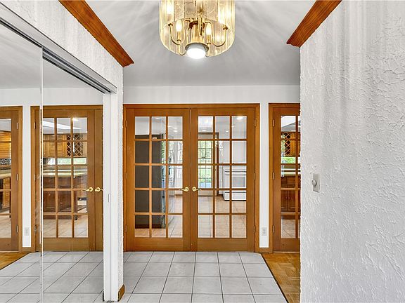 5th image of 280 Sherwood Dr