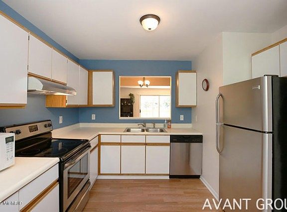3rd image of 3944 Courtyard Pl SE #3