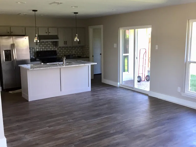 1102 N Yale Blvd — Photo 3