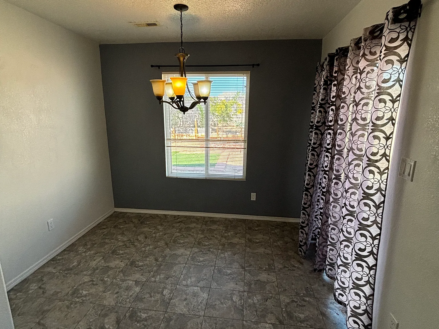 3 bed, 1321 sqft, $1,900 — Photo 4