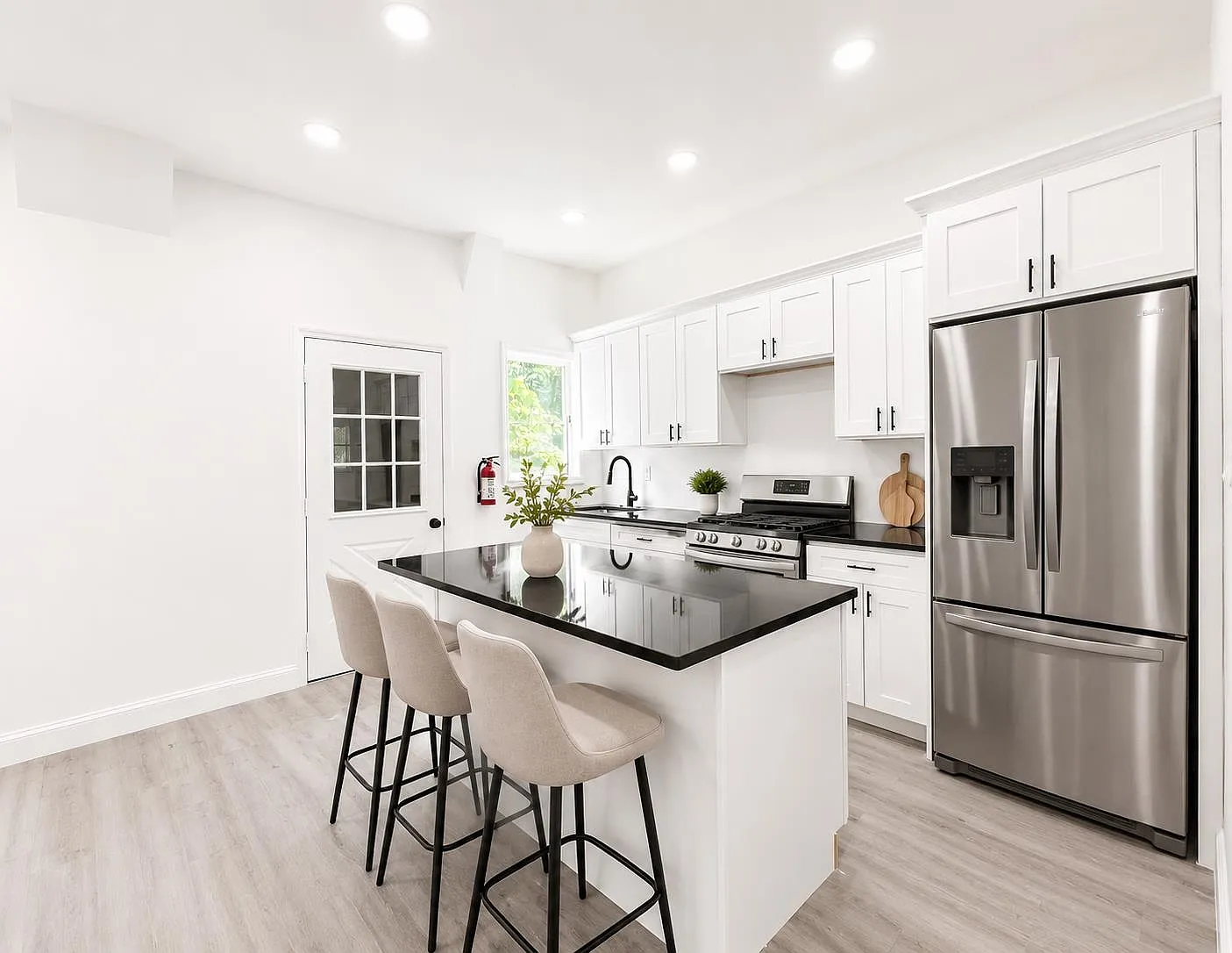 3 bed, 1.0 bath, $2,700 — Photo 2