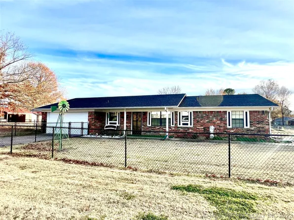 902 NW J St, Stigler, OK 74462