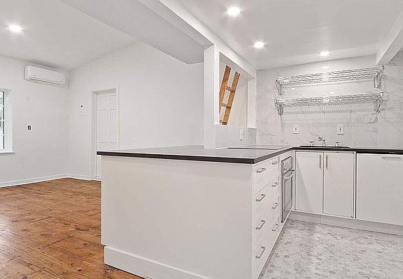 4th image of 3 E 9th St #4R